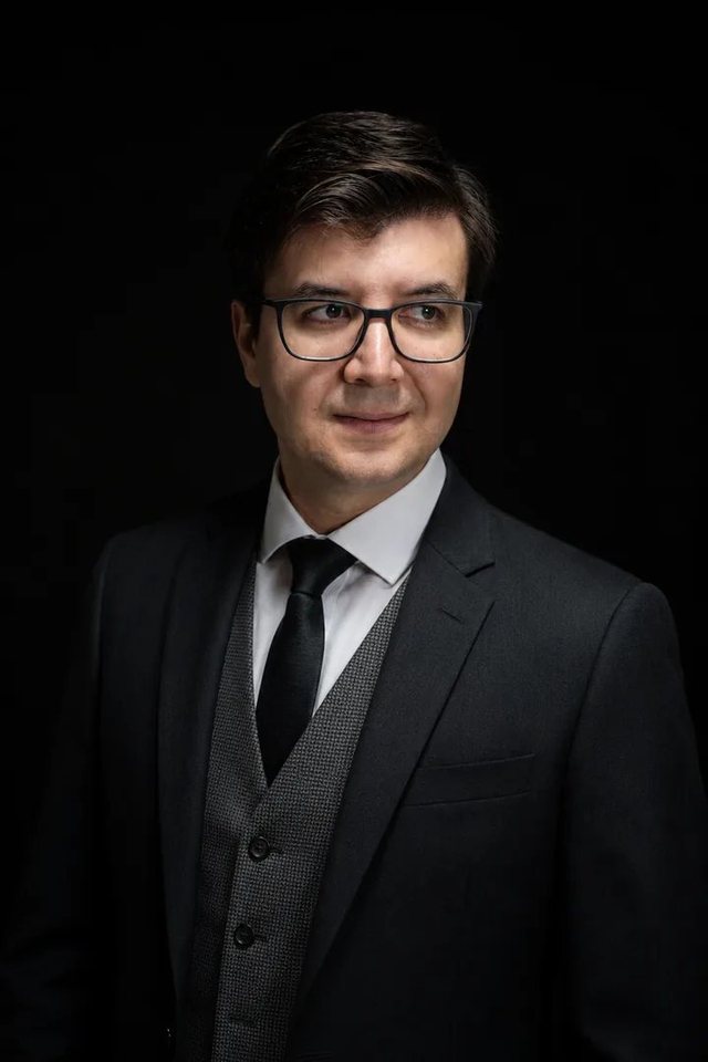 Professor Johnis Pastori Jr., pronto para a aula ao vivo de construção financiada